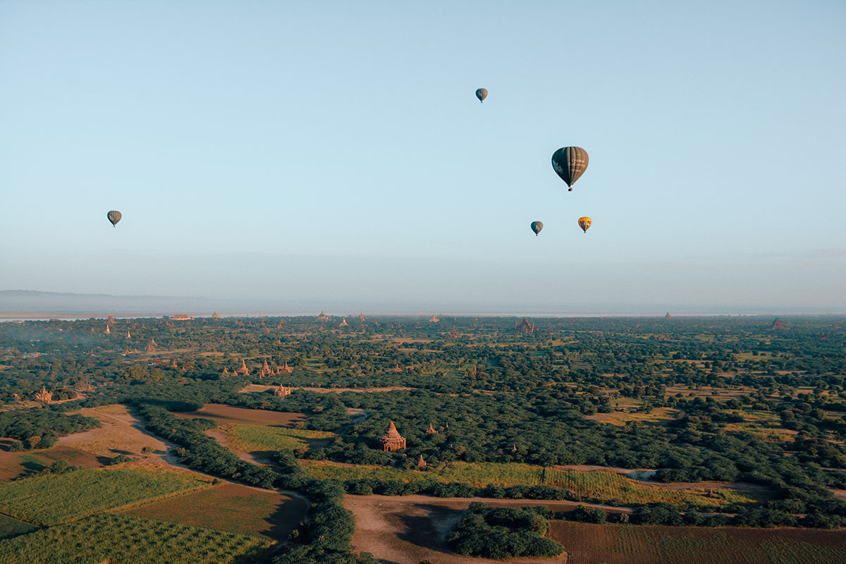 Luchtballonnen zweven boven tempels Bagan