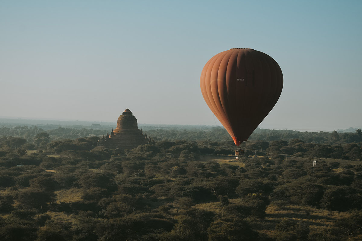 Tempel en luchtballon in Bagan