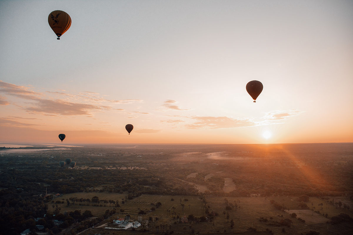 Zonsopkomst vanuit luchtballon in Bagan